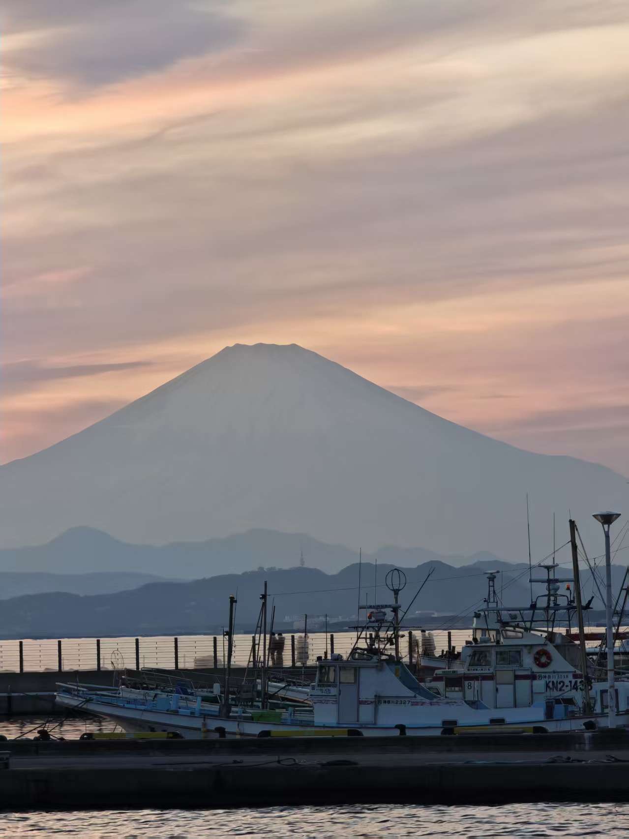 黄昏下的港口与富士山